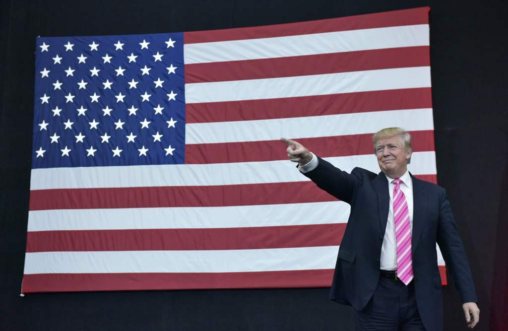 Republican presidential nominee Donald Trump arrives for a rally at Spooky Nook Sports center in Manheim, Pennsylvania on October 1, 2016. / AFP / MANDEL NGAN
