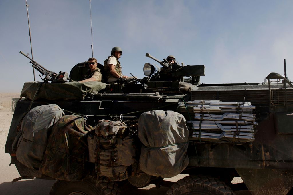 CORRECTION / This picture taken on October 26, 2008 shows Dutch journalist Jeroen Oerlemans (C) posing for a photograph as he sits atop an Armoured Personnel Carrier (APC) while on assignment at Tarin Kot in the southern Afghan province of Uruzgan. A Dutc