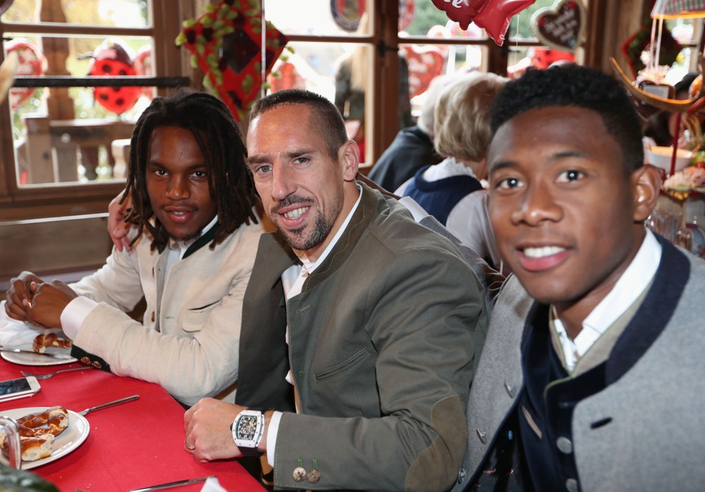 (R-L) David Bayern Munich's Austrian defender David Alaba, French midfielder Franck Ribery and Portuguese midfielder Renato Sanches pose during the traditional visit of FC Bayern Munich at the Oktoberfest beer festival in Munich, southern Germany, on Octo