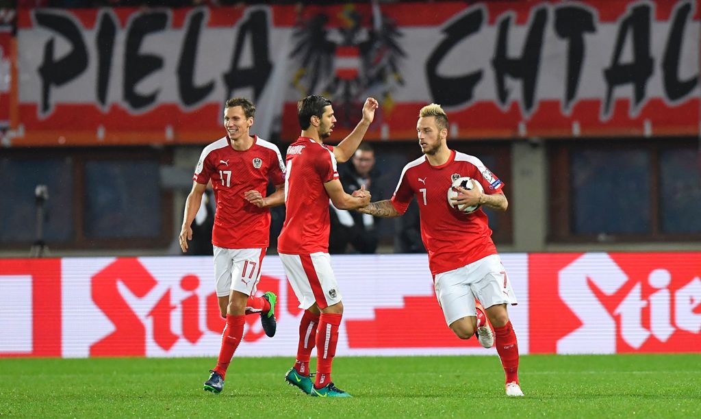 Austria's Marko Arnautovic (R) celebrates his goal to 2:2 with his teammates during the WC 2018 football qualification match between Austria and Wales in Vienna on October 6, 2016. / AFP / JOE KLAMAR
