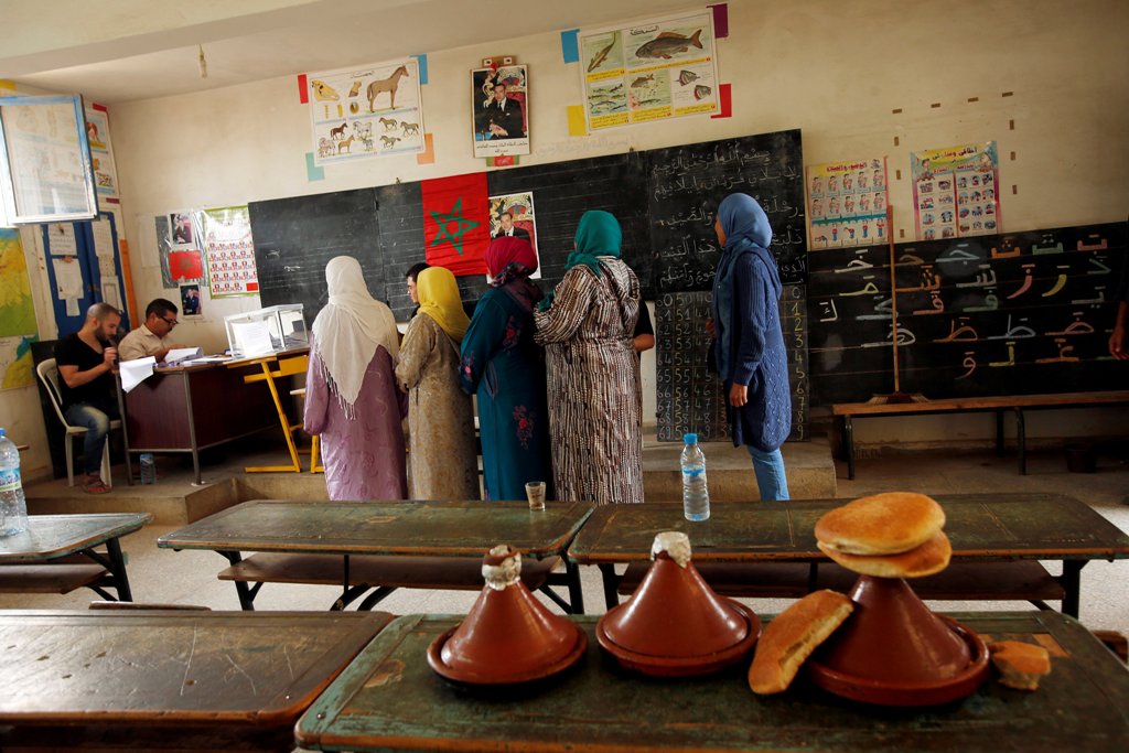 Voters queue to cast their ballots at a polling station on the outskirts of Rabat, Morocco October 7, 2016. REUTERS/Youssef Boudlal
