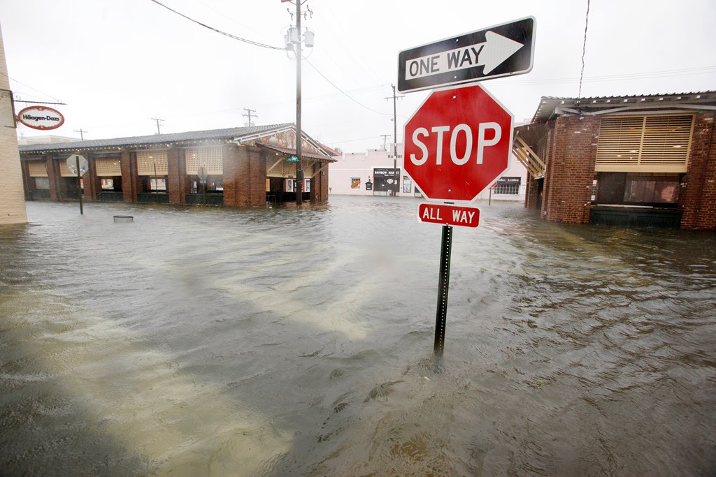Flood waters submerge the historic city market area as Hurricane Matthew hits Charleston, South Carolina October 8, 2016. Reuters/Jonathan Drake