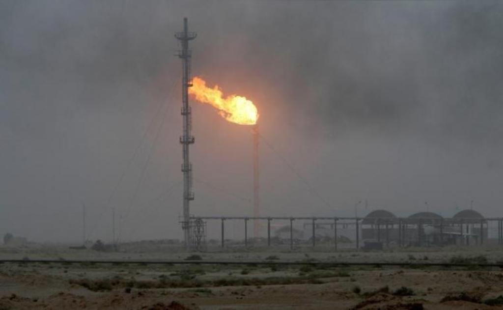 Flames emerge from a pipeline at the oil fields in Basra, southeast of Baghdad, September 30, 2016. REUTERS/Essam Al-Sudani.