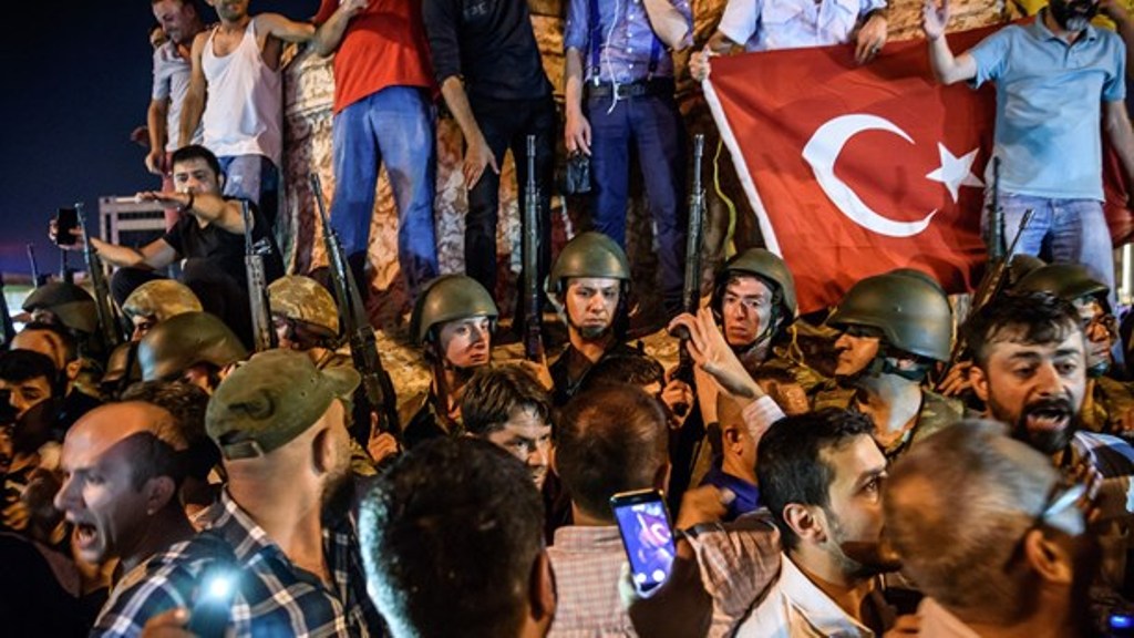 Turkish soldiers stay with weapons at Taksim square as people protest against the military coup in Istanbul on July 16. Photo: OZAN KOSE / AFP / TT