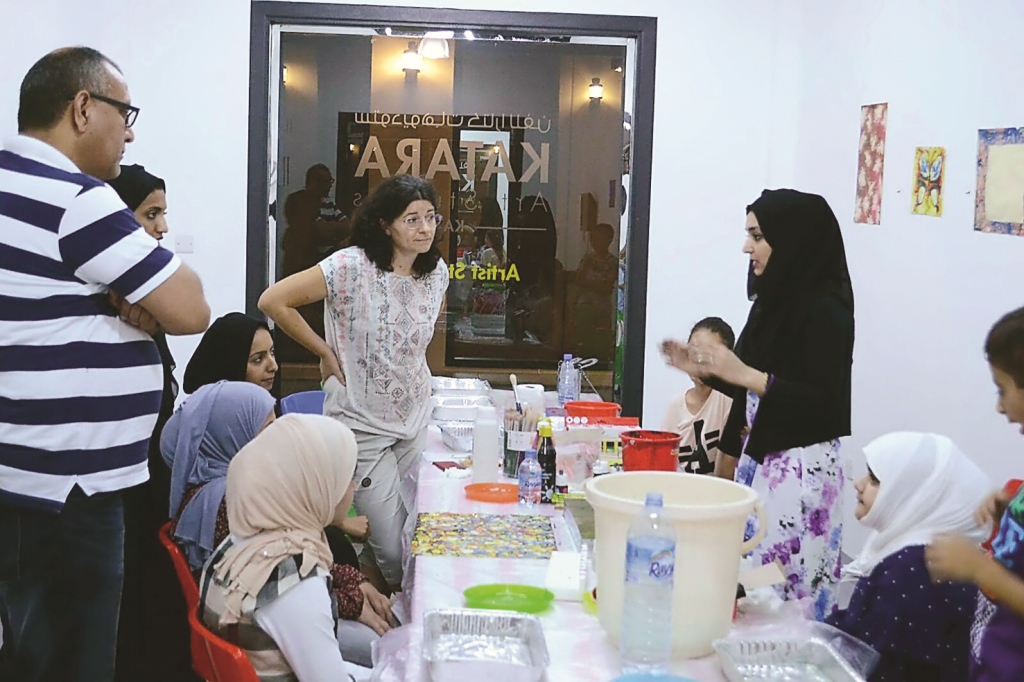 Artist Sana Hassan explaining the basic techniques of Ebru Art.