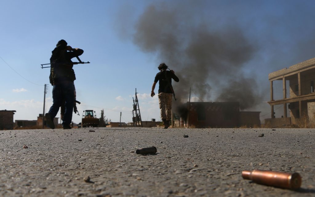 Fighters from the Free Syrian Army fight against the Islamic State (IS) group jihadists on the outskirts of the northern Syrian town of Dabiq, on October 15, 2016. AFP / Nazeer al-Khatib