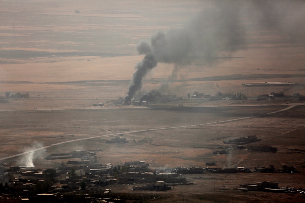 Smoke rises at Mosul's Bertela region after coalition forces' air-strike over Deash targets during an operation to retake Iraq's Mosul from Deash in Iraq on October 17, 2016. (Yunus Kele? - Anadolu Agency)