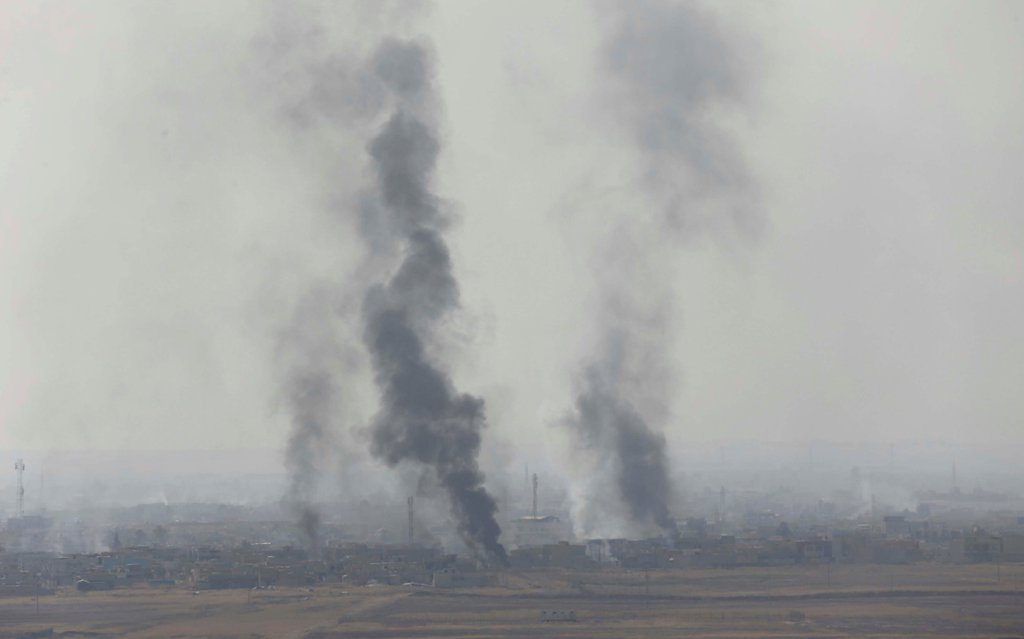 Smoke rises from clashes at Bartila in the east of Mosul during clashes with Islamic State militants, Iraq, October 18, 2016. REUTERS/Thaier Al-Sudani