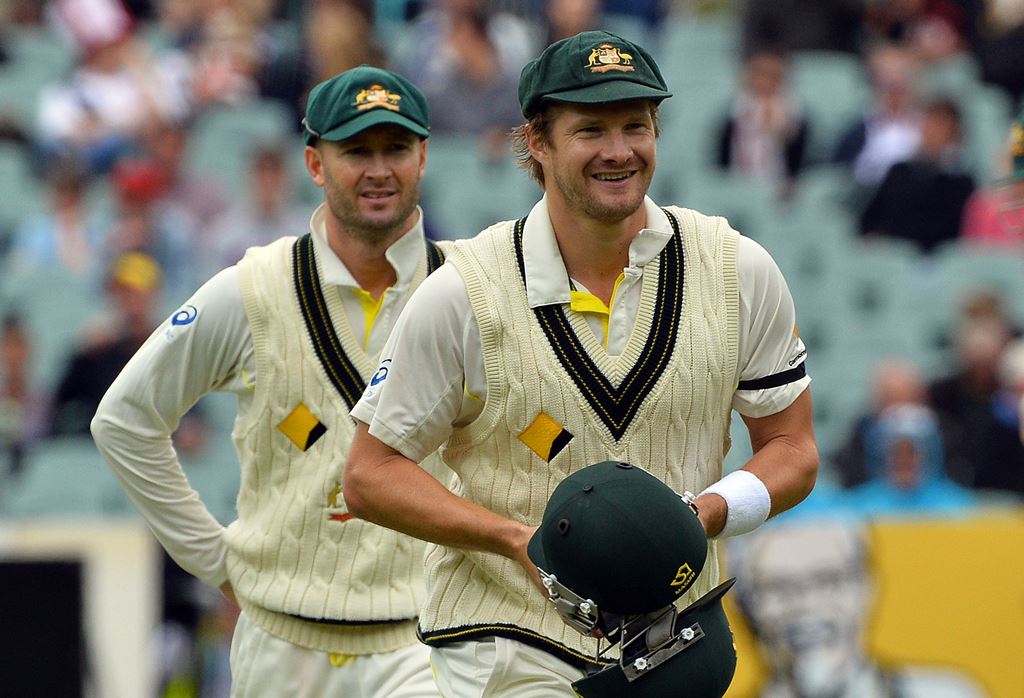 This file photo taken on December 9, 2013 shows Australia's cricketer Shane Watson (R) and captain Michael Clarke walking towards fielding positions during the final day of the second Ashes cricket Test match against England in Adelaide. AFP / SAEED KHAN 