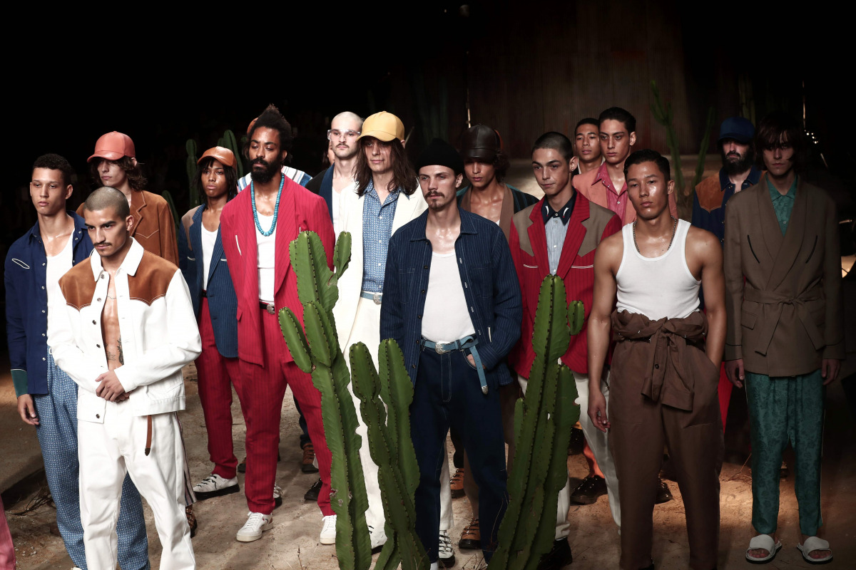 Models display creations by designer Umit Benan at the end of the Umit Benan collection show in Amazon Fashion Week in Tokyo on October 18, 2016. (AFP / BEHROUZ MEHRI)
