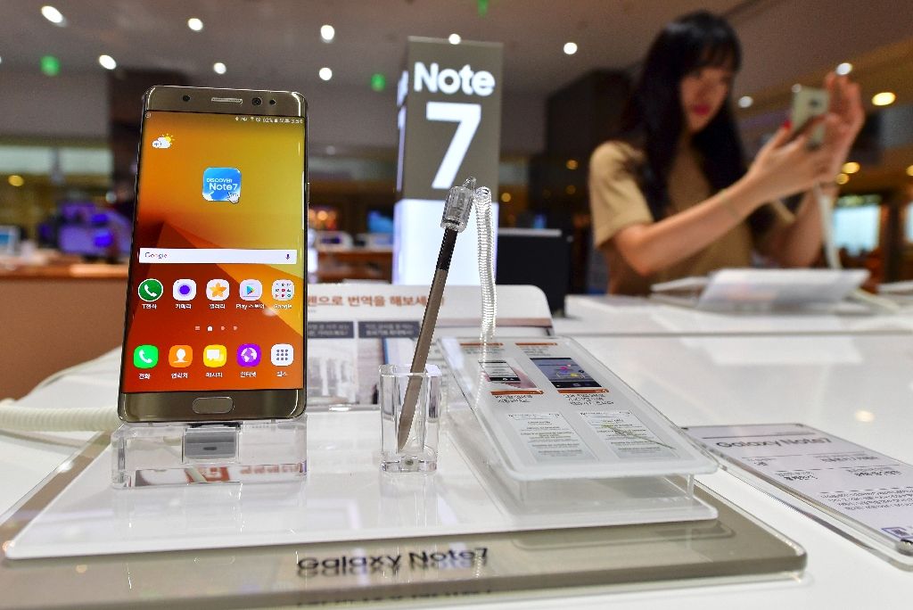 Samsung suspended sales of its Galaxy Note 7 and recalled 2.5 million units.  (AFP Photo / Jung Yeon-Je)