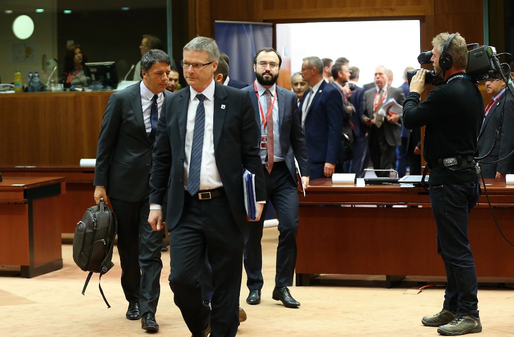 Prime Minister of Italy Matteo Renzi (L) arrives to the meeting of the European Union leaders summit on the second day of a two day summit in Brussels, Belgium on October 21, 2016.
( Dursun Aydemir - Anadolu Agency )