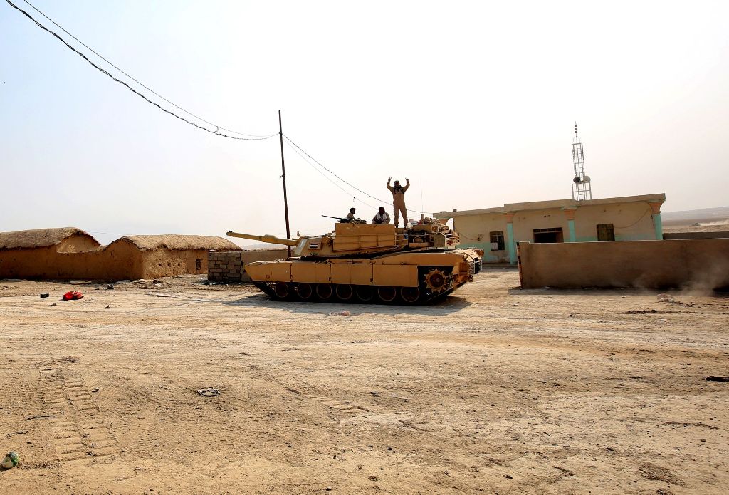 Iraqi forces enter the village of al-Khuwayn, south of Mosul, after recapturing it from Islamic State (IS) group jihadists on October 23, 2016, in part of an ongoing operation to tighten the noose around Mosul and reclaim the last major Iraqi city under I