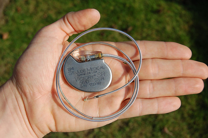An artificial pacemaker (serial number 1723182) from St Jude Medical with electrode. (Photo courtesy: Steven Fruitsmaak / Wikimedia Commons) 
