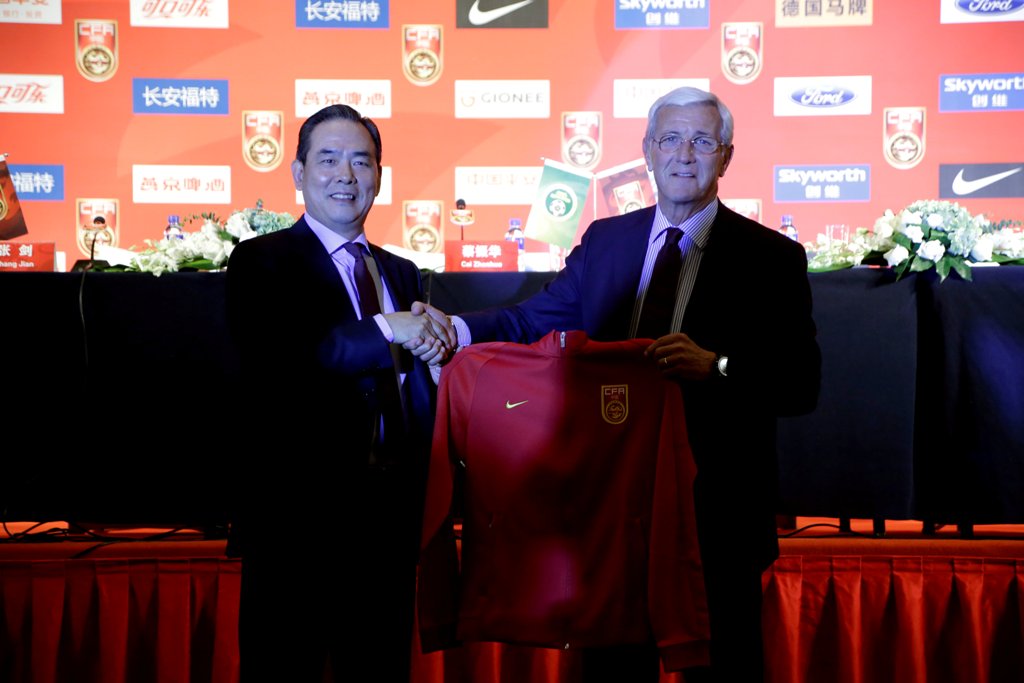 Marcello Lippi (R) and Cai Zhenhua, president of the Chinese Football Association (CFA), shake hands as Marcello Lippi is given China's national team coach shirt at a news conference in Beijing, China October 28, 2016. REUTERS/Jason Lee
