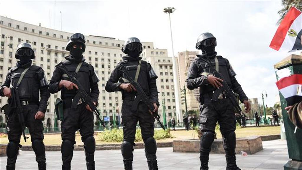 Members of the Egyptian police special forces stand guard in Cairo on January 25, 2016. ©AFP