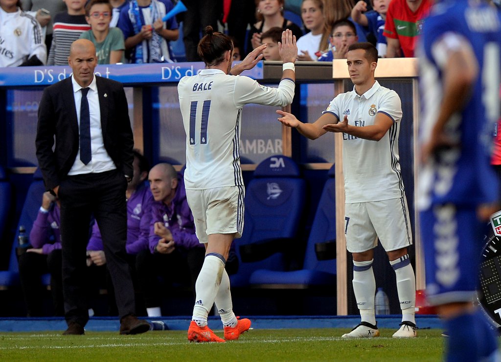 Real Madrid's Gareth Bale issubstituted for Lucas Vazquez as coach Real Madrid's Zinedine Zidane watches. REUTERS/Vincent West
