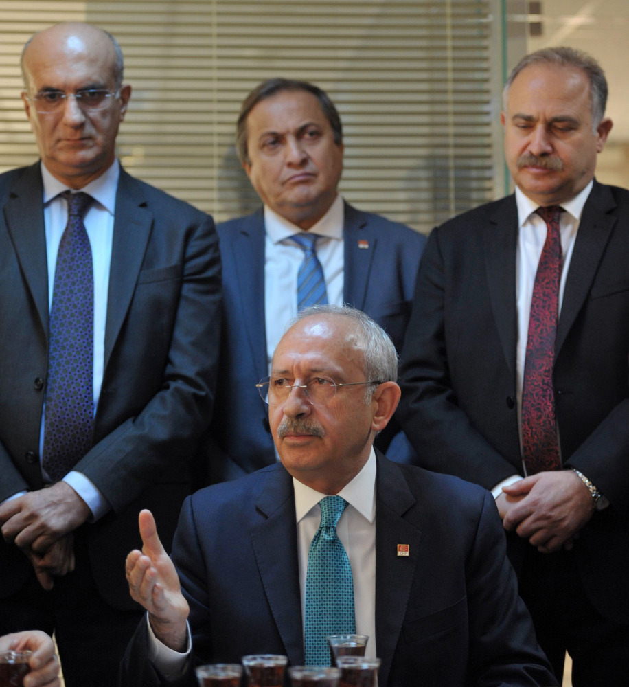 Kemal Kilicdaroglu (C), leader of Turkey's Republican People's Party (Cumhuriyet Halk Partisi - CHP), speaks with editorial staff during his visit to the bureau of Turkish newspaper Cumhuriyet in Ankara on October 31, 2016, following the detention of the 