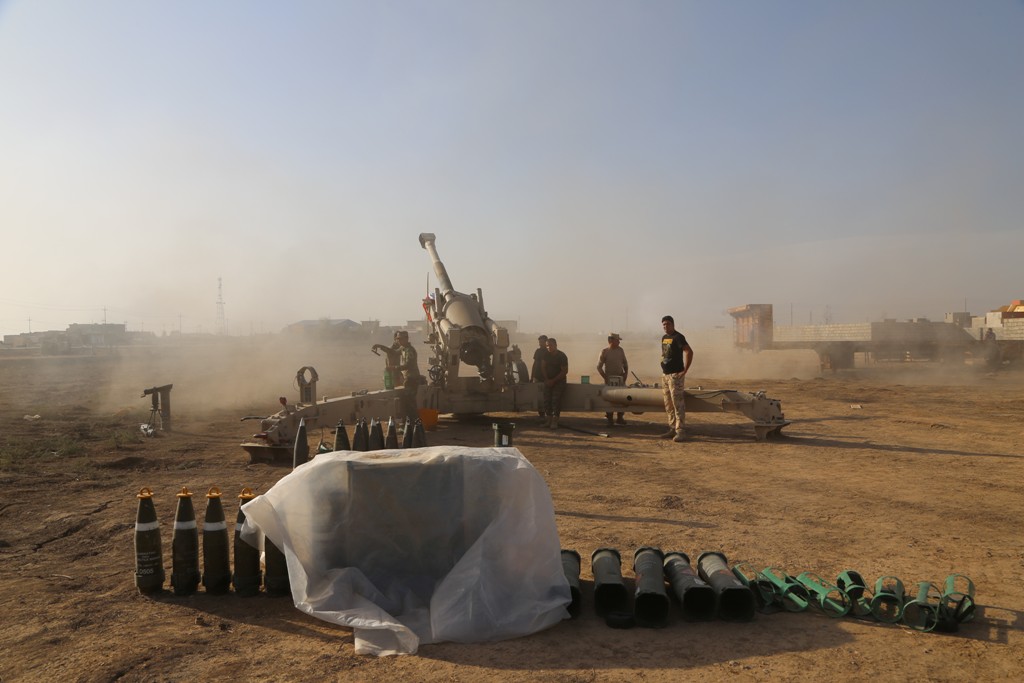 Soldiers of Iraqi Army use artillery to hit IS targets at the Bertilla front as the operation to retake Iraq's Mosul from IS terrorists continues, in Mosul, Iraq on November 1, 2016.  ( Hemn Baban - Anadolu Agency )