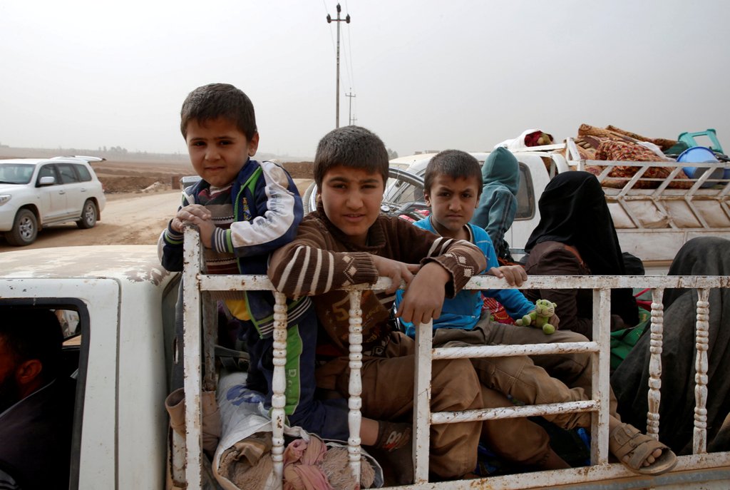 A displaced Iraqi family flees after escaping from Islamic State controlled village of Abu Jarboa during clashes with IS militants near Mosul, Iraq November 1, 2016. REUTERS/Ahmed Jadallah
