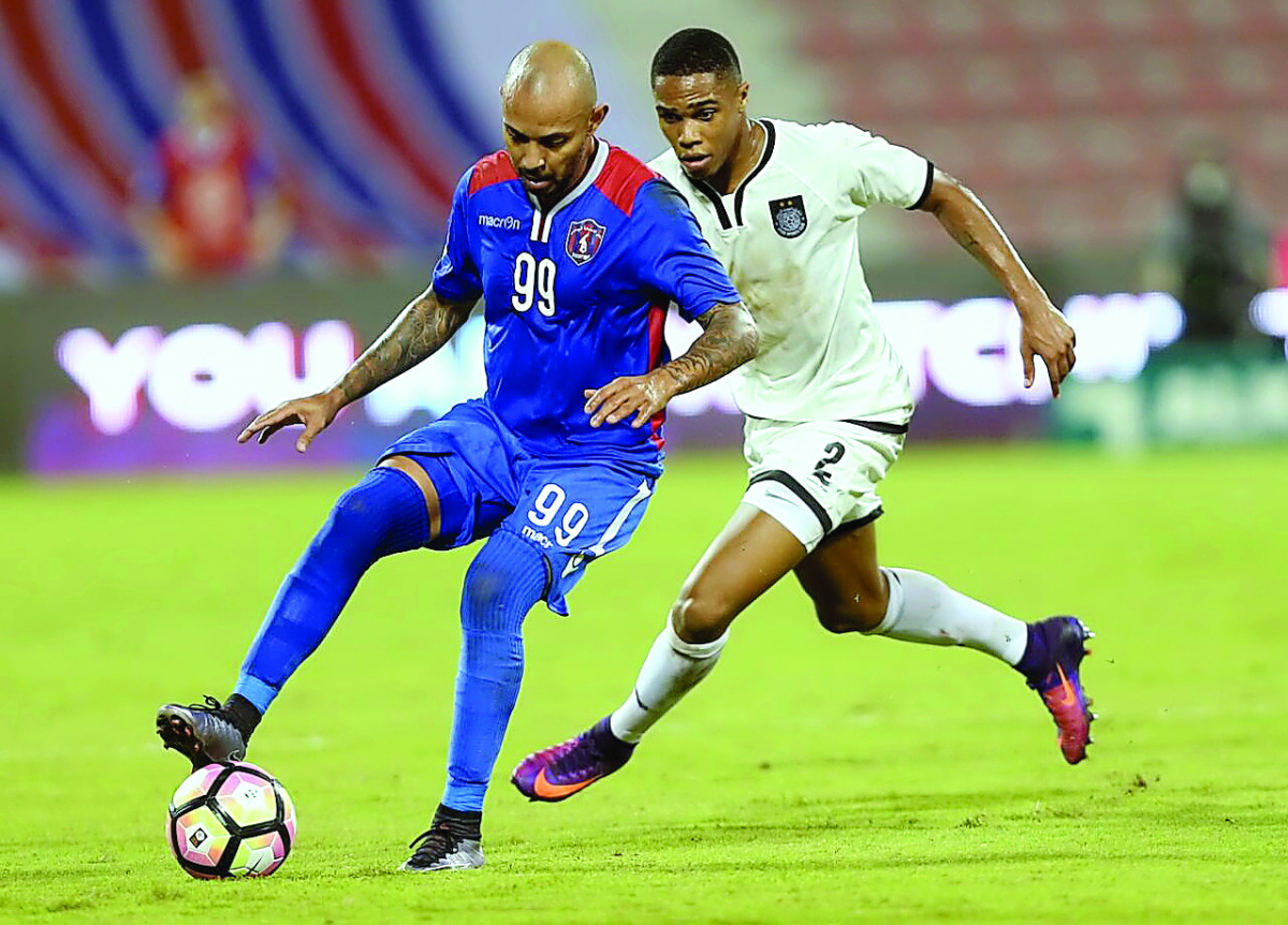 Al Shahaniya's Edu Eduardo Santos (left) vies for the ball possession against Al Sadd's Pedro during their Qatar Stars League match played at Grand  Hamad  Stadium 
