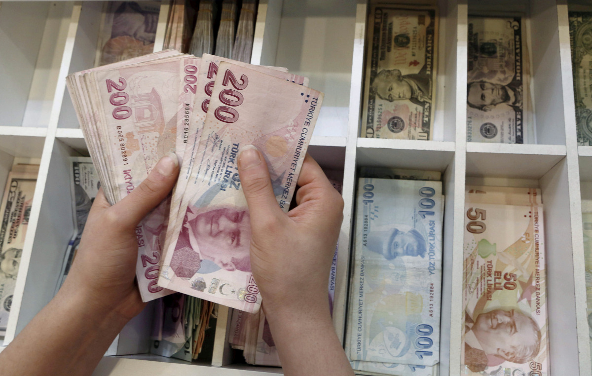 A money changer counts Turkish lira bills at a currency exchange office in central Istanbul, Turkey, August 21, 2015. (REUTERS / Murad Sezer) 