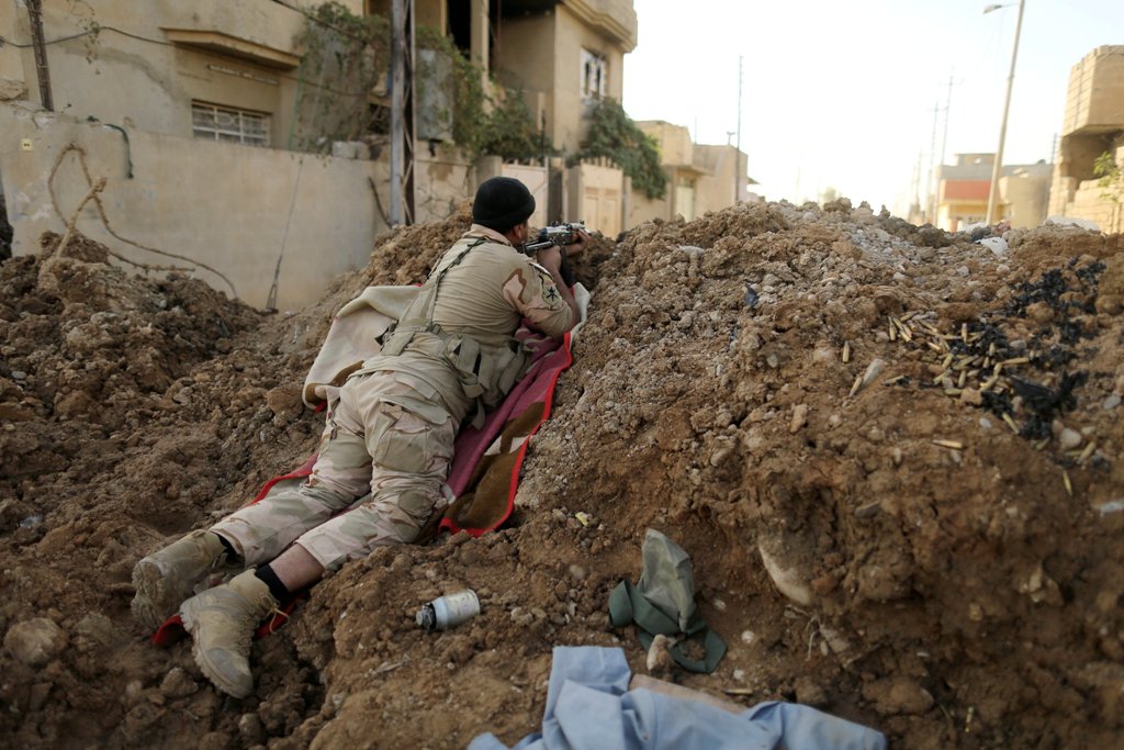 An Iraqi soldier aims his rifle during a battle with Islamic State fighters at the front line in the Intisar district of eastern Mosul, Iraq November 4, 2016. REUTERS/Zohra Bensemra
