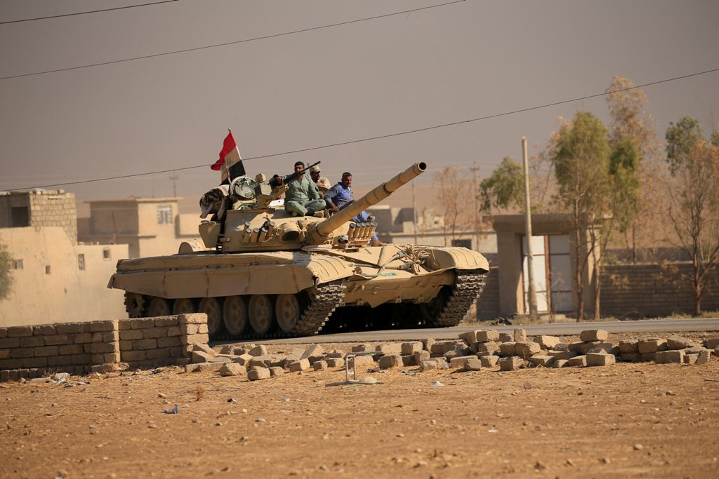 A tank of Iraqi security forces is seen during a battle with Islamic State militants in Ali Rash, southeast of Mosul, Iraq November 5, 2016. REUTERS/Thaier Al-Sudaini
