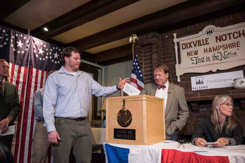 A man casts his ballot inside a polling station just after midnight on November 8, 2016 in Dixville Notch, New Hampshire, the first voting to take place in the 2016 US presidential electio AFP / Alice Chiche