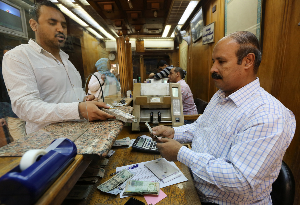 A customer exchanges US dollars to Egyptian pounds in a foreign exchange office in central Cairo, November 3, 2016. (REUTERS / Mohamed Abd El Ghany) 