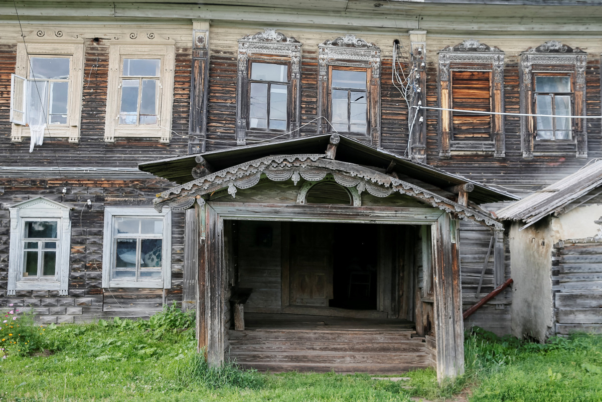 A view of part of a facade of a house in the village of Cherevkovo, Arkhangelsk region, Russia, July 12, 2016. (REUTERS/Maxim Shemetov) 