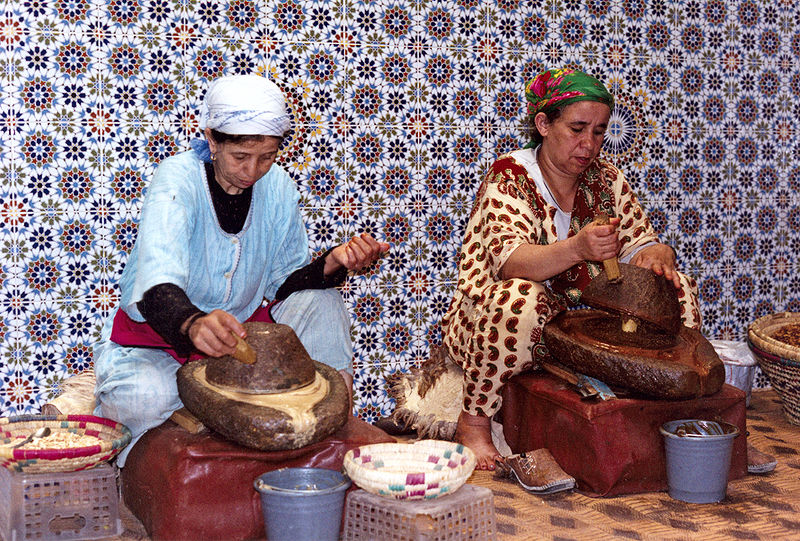 The production of argan oil by traditional methods (Wikimedia Commons / Chrumps) 