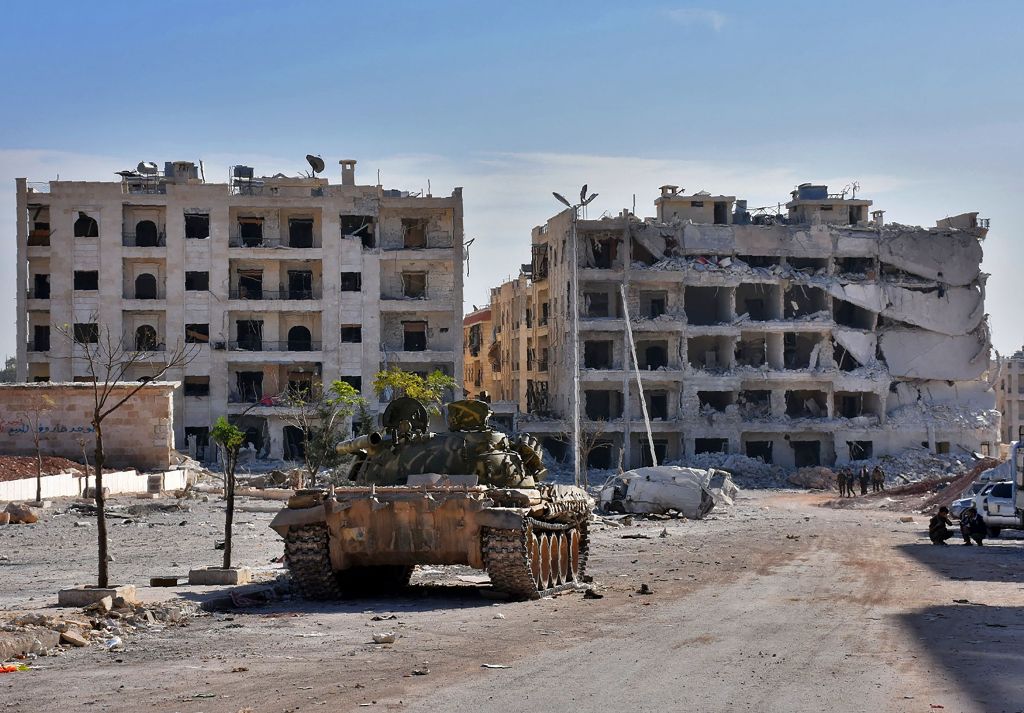 A general view shows a pro-government tank parked on a mainroad in Aleppo's western Minyan district on November 10, 2016. AFP / George Ourfalian
