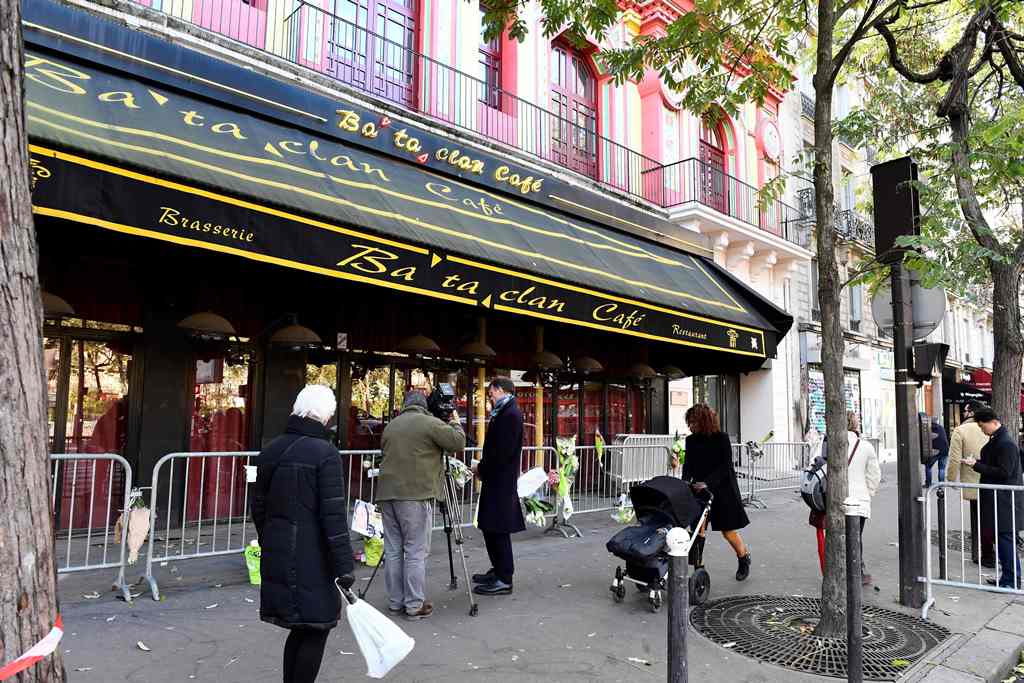 People walk in front of the Bataclan concert hall in Paris on November 11, 2016. AFP / MIGUEL MEDINA