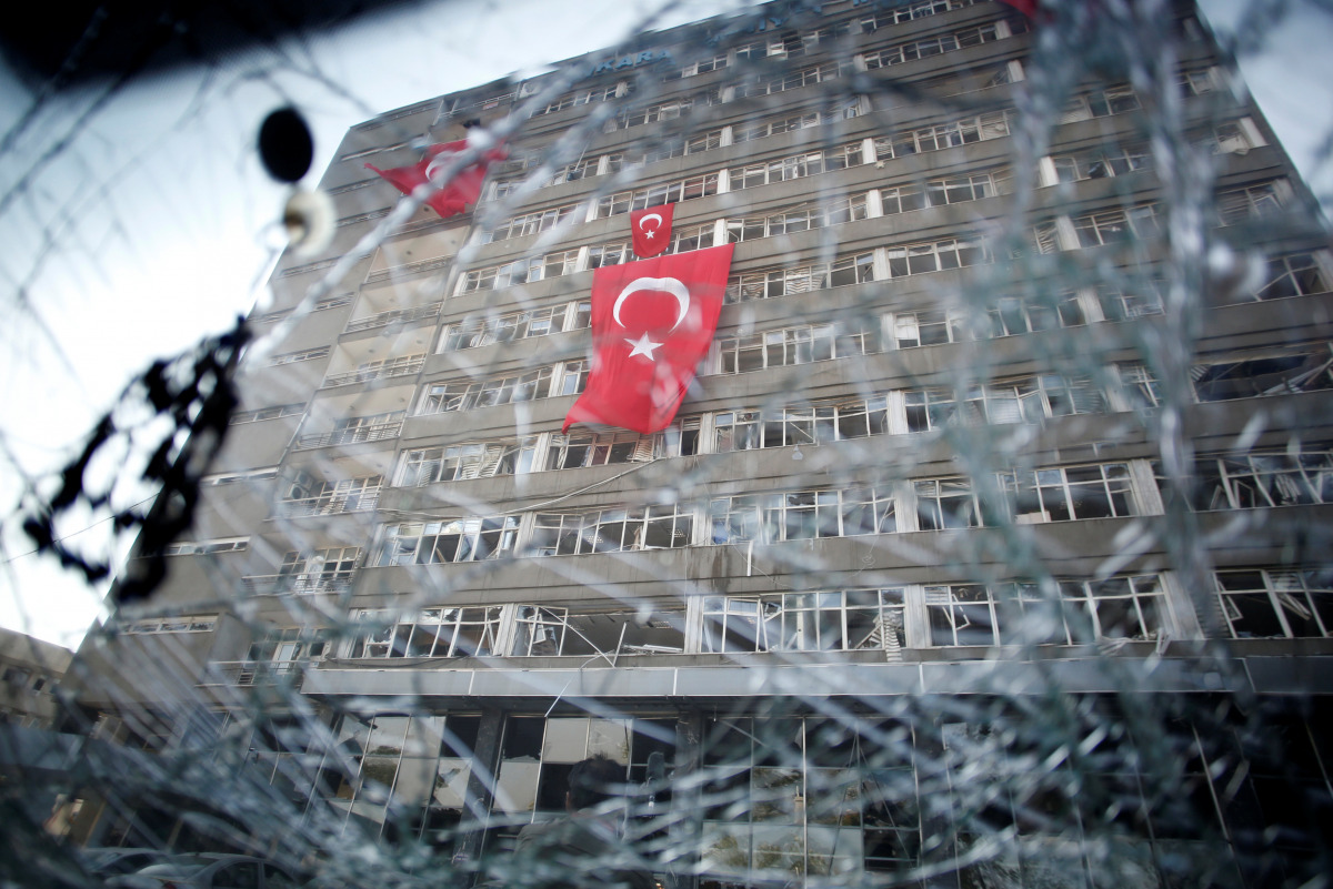 The Ankara police headquarters is seen through a cars' broken window caused by fighting during a coup attempt in Ankara, Turkey, July 19, 2016. (REUTERS / Baz Ratner) 