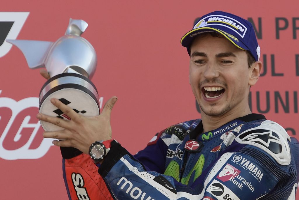 Movistar Yamaha MotoGP's Spanish rider Jorge Lorenzo celebrates winning on the podium after the MotoGP race of the Motul Comunidad Valenciana Grand Prix at the Ricardo Tormo racetrack in Cheste, on November 13, 2016. / AFP / JAVIER SORIANO

