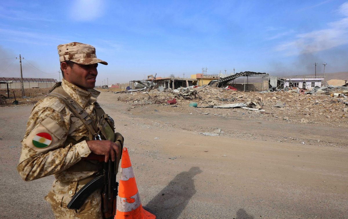 Iraqi Kurdish peshmerga forces patrol on November 13, 2016 in the Iraqi town of Bashiqa, some 25 kilometres north east of Mosul, after peshmerga fighters retook control of the town from jihadists of the Islamic State group. / AFP / SAFIN HAMED