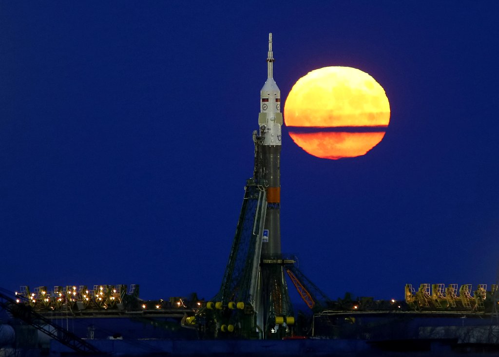The supermoon rises behind the Soyuz MS-03 spacecraft, ahead of its upcoming launch to the International Space Station (ISS), at the Baikonur cosmodrome in Kazakhstan November 14, 2016. REUTERS/Shamil Zhumatov

