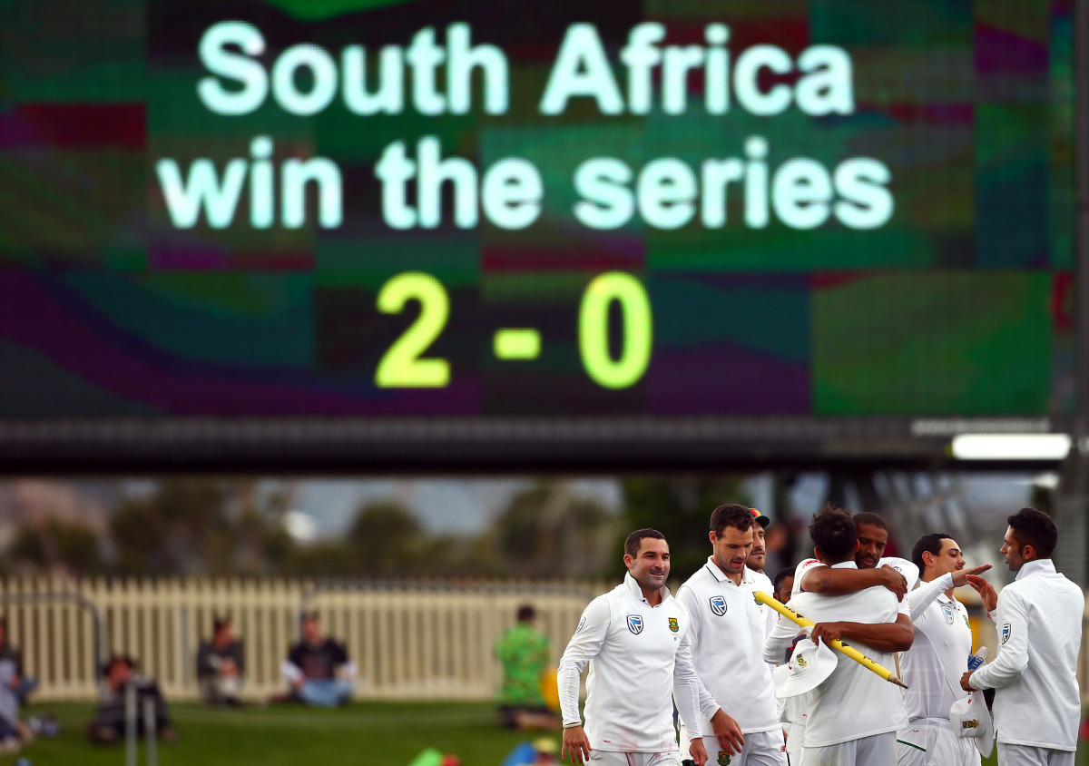 Members of the South African team celebrate after defeating Australia. (REUTERS/David Gray)
