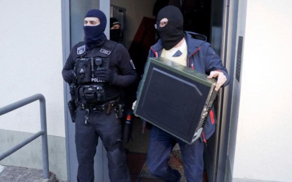 German special police leave a house in Berlin. / REUTERS.