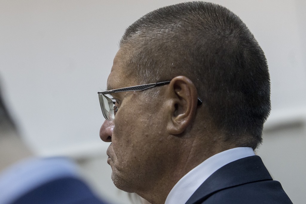 Russian Economy Minister Alexei Ulyukayev, who was detained by law enforcement officials on corruption charges, is escorted upon his arrival for a hearing at the Basmanny district court in Moscow, Russia, on November, 15, 2016. (Nikita Shvetsov - Anadolu 