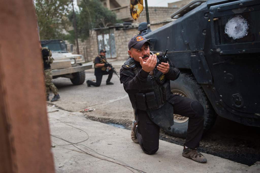 A commander from the Iraqi Special Forces 2nd division calls his men back to a previous position as they come under fire from IS fighters while pushing into the Aden neighbourhood in Mosul on November 16, 2016. AFP / Odd ANDERSEN
