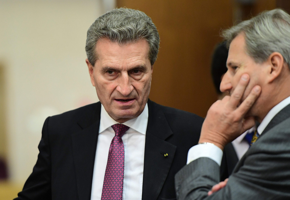 EU Commissioner for the Digital Economy and Society Guenther Oettinger (L) attends the weekly college meeting of the EU commission at European Commission in Brussels, on November 16, 2016. (AFP / EMMANUEL DUNAND) 