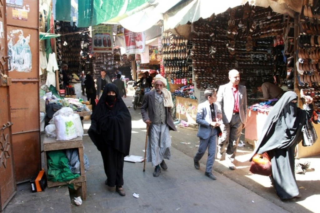 Yemenis walk past stalls at a market on November 19, 2016 in the capital Sanaa as a 48-hour ceasefire, announced by a Saudi-led coalition fighting Iran-backed rebels, began ©Abdel Rahman Abdallah (AFP)