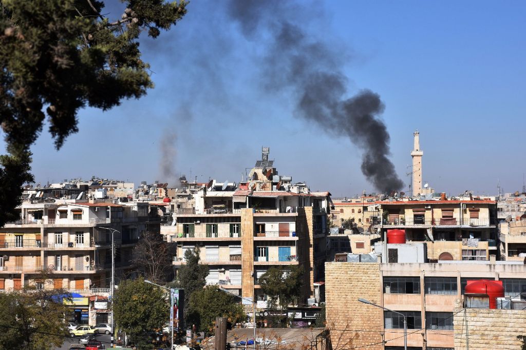 Smoke billows in the government-held side of west Aleppo, on November 20, 2016, following reported rocket fire by the opposition forces that hold the eastern part of the city. AFP / GEORGE OURFALIAN