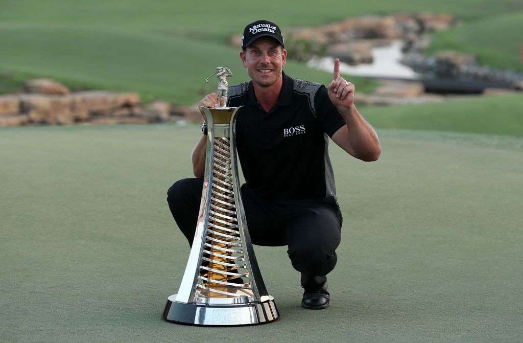 Henrik Stenson of Sweden poses with his trophy after winning the Race to Dubai at the end of the DP World Tour Championship at Jumeirah Golf Estates in Dubai, on November 20, 2016.  AFP / Karim Sahib