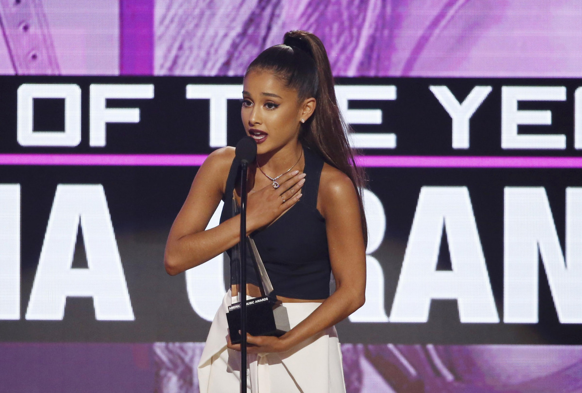 Ariana Grande accepts the award for artist of the year at the 2016 American Music Awards in Los Angeles, California, US, November 20, 2016. (Reuters/Mario Anzuoni)