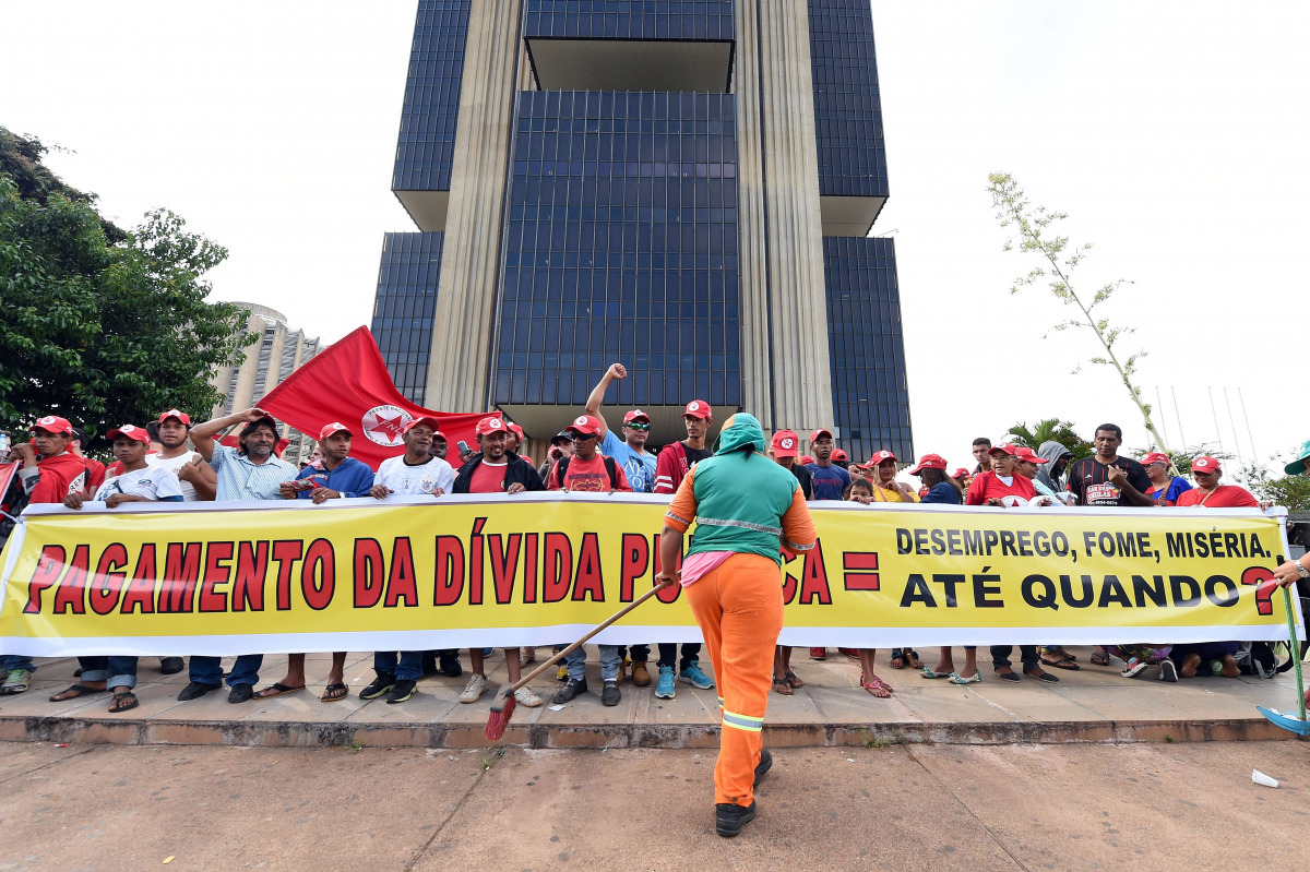 FILE PHOTO: Members of the Frente Nacional de Luta Campo e Cidade protest in front of the Central Bank of Brazil in Brasilia against the payment of the public debt by the government on March 31, 2016. (AFP)