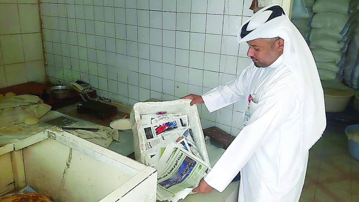 The Health Monitoring Section at Doha Municipality yesterday found a bakery in Umm Ghuwailina area wrapping bread in newspapers, which vilolates law Number 8 of the year 1990, regulating human food control.