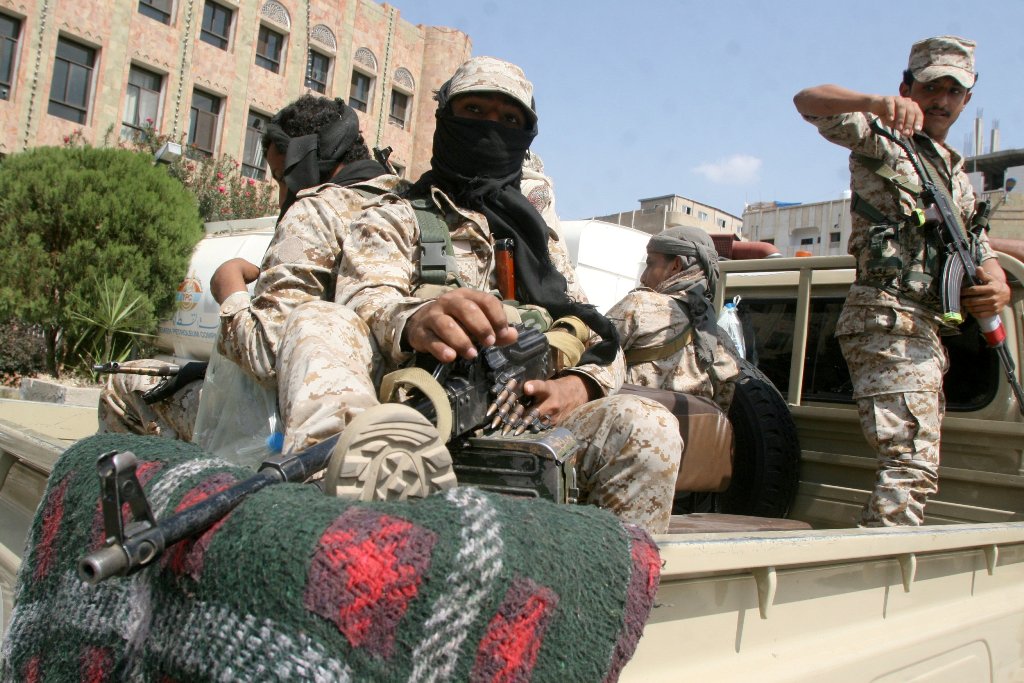 Pro-government soldiers ride on the back of a patrol truck at the site of recent clashes between pro-government fighters and Houthi fighters in the southwestern city of Taiz, Yemen November 23, 2016. REUTERS/Anees Mahyoub